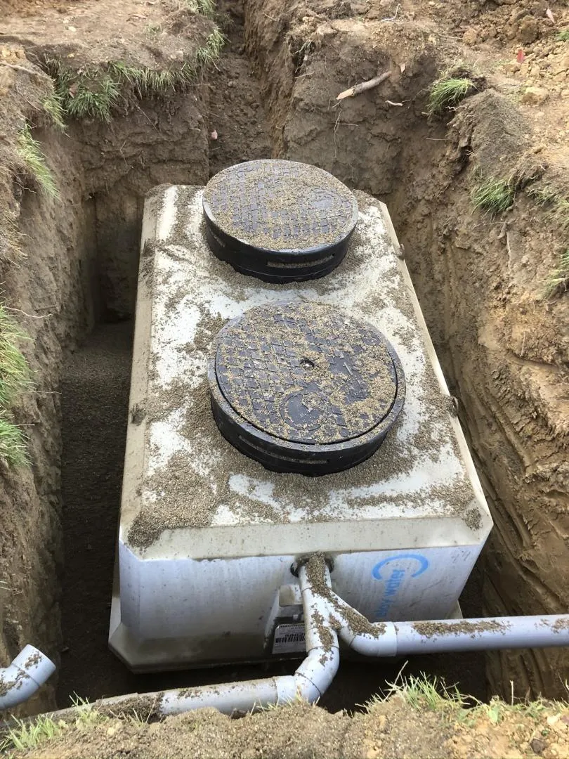 Vue d'une microstation installée dans une tranchée par une entreprise d'assainissement.