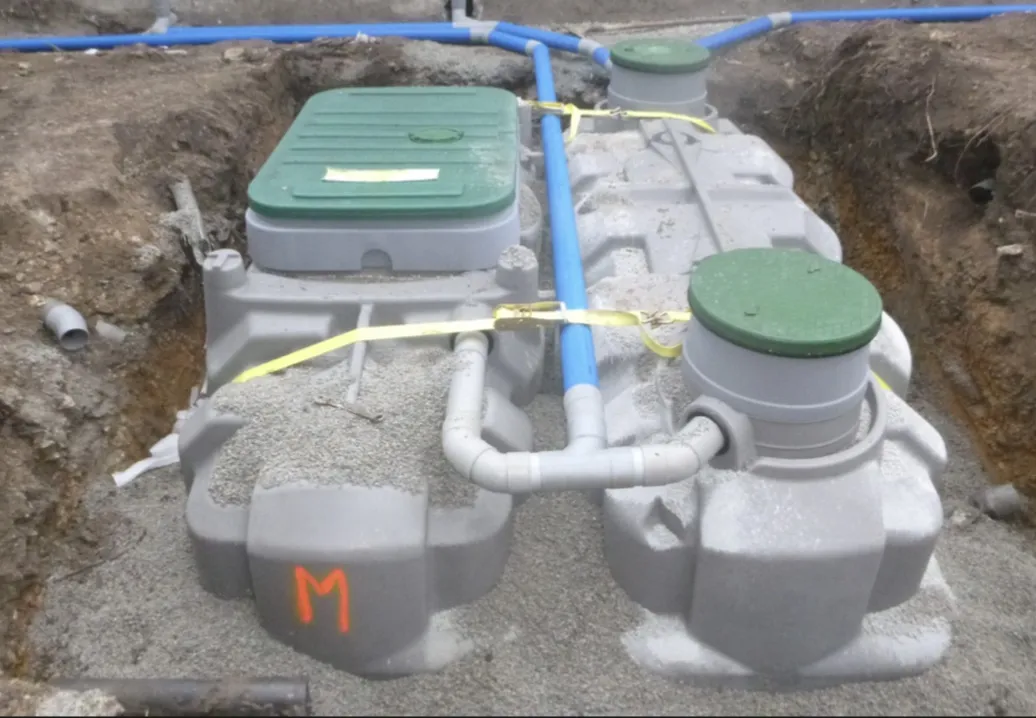 Microstation d'épuration prête à être raccordée par une entreprise spécialisée dans l'assainissement.