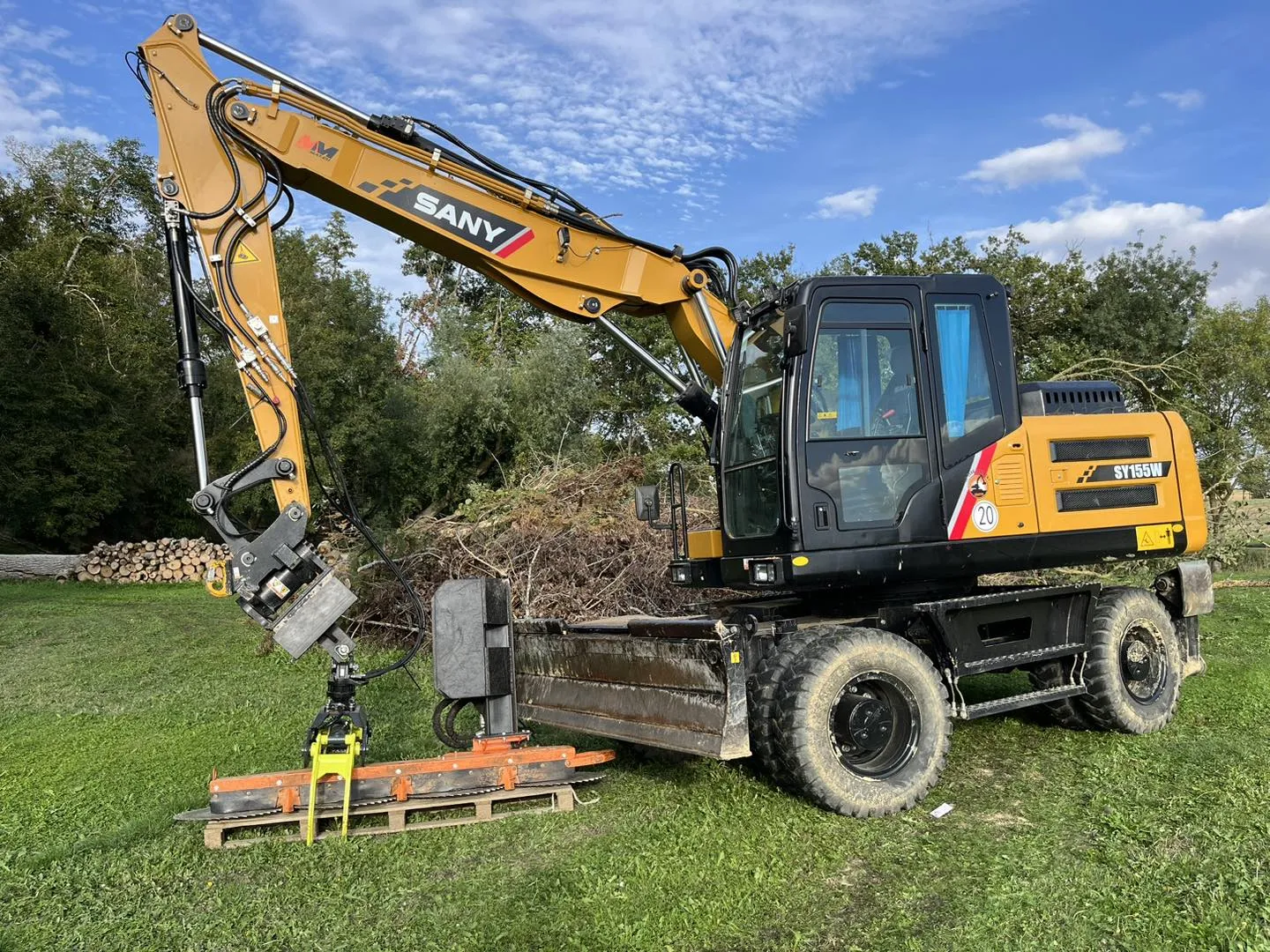 Machine d'élagage utilisée par une entreprise de terrassement pour préparation de terrain.