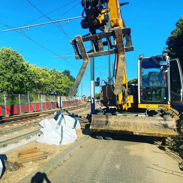 Pelle mécanique utilisée par une entreprise VRD pour des travaux de maintenance sur des voies ferrées.