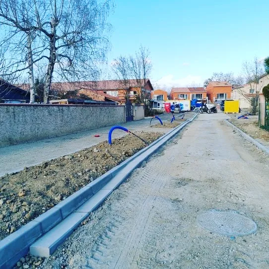 Rue en cours de réaménagement par une entreprise VRD, avec des canalisations en cours de pose. ​​