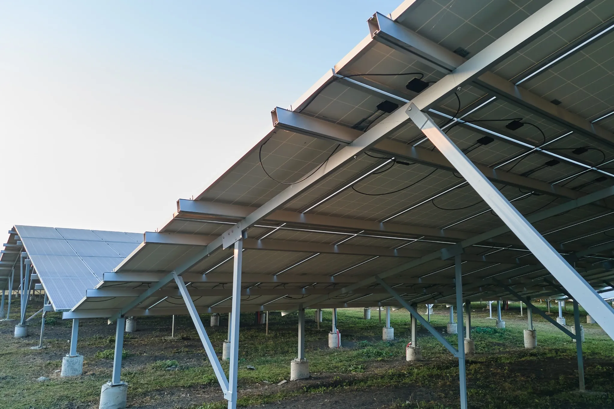 Fondations en béton supportant des panneaux photovoltaïques, réalisées dans le cadre de travaux de maçonnerie pour assurer la stabilité de la structure. ​​