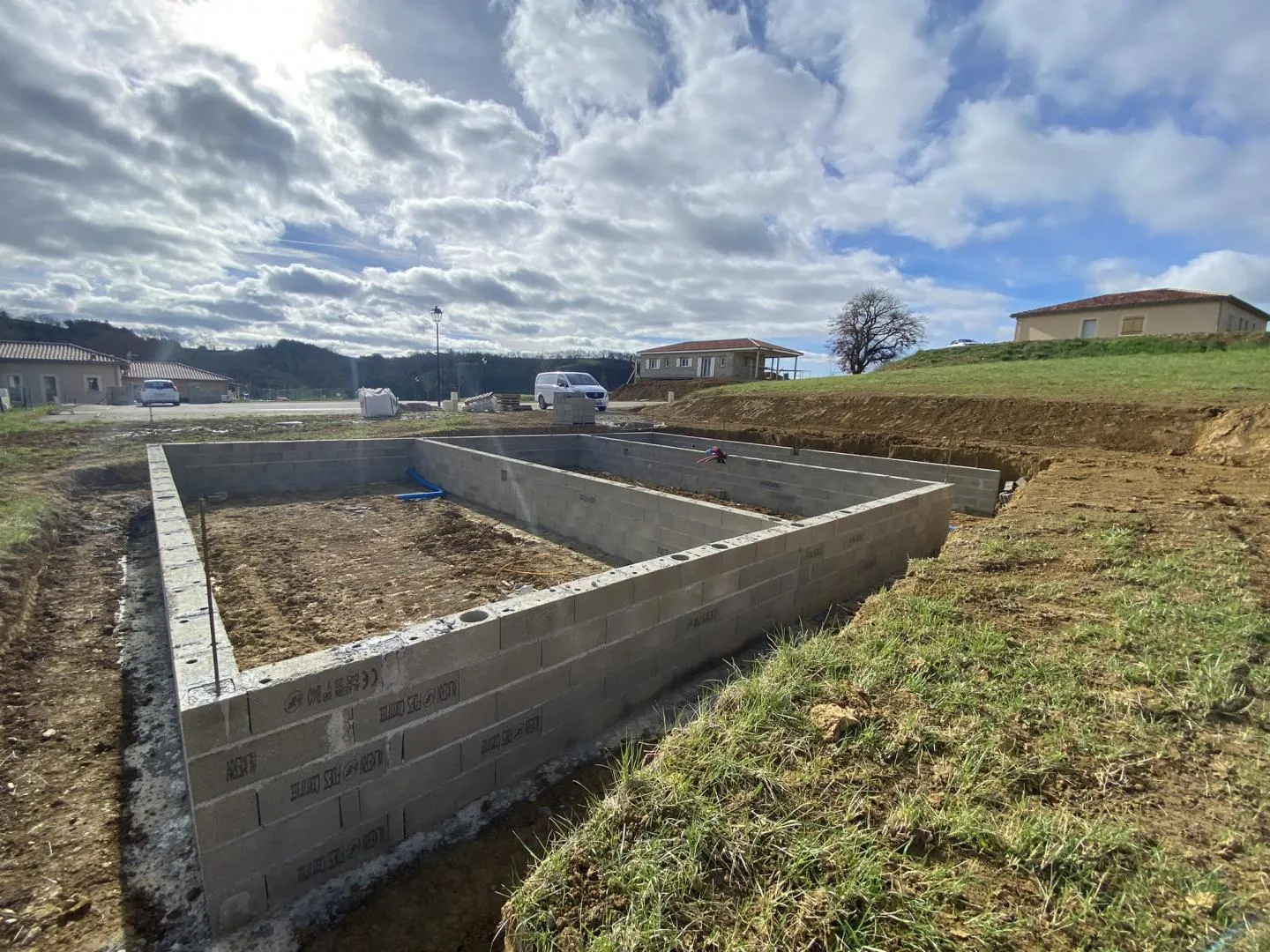 Fondation en parpaings sur un site de construction, réalisée par des experts en maçonnerie.